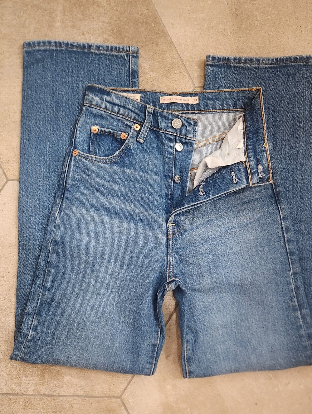 Levis Ribcage Straight Ankle 23 Button-Fly Medium Blue